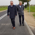 Waldemar Remfeld i Julian Połonowicz przyglądają się nowej drodze