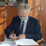 na zdjęciu dyrektor Zarządu Dróg Powiatowych podpisuje umowę