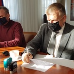 Prezes Zarządu Przedsiębiorstwa Drogowo-Mostowego w Piszu podpisuje umowę