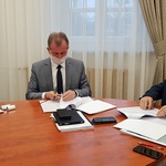 W. Remfeld, T. Cebeliński i B. Sarna-Tykocka podpisują umowę