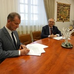 Starosta Grajewski i Wicestarosta Powiatu Grajewskiego podpisujący wnioski na nowe inwestycje.