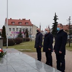 od lewej: G. Gardocki, W. Remfeld, T. Cebeliński pod Pomnikiem Niepodległości w Grajewie