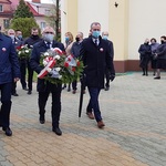 na zdjęciu delegacja Powiatu Grajewskiego składa kwiaty pod Krzyżem Solidarności w Grajewie.jpg