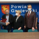 Obecni przy podpisaniu umowy na przebudowę mostu w Czachach