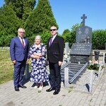 Przedstawiciele powiatu składają kwiaty przy pomniku Sybiraków