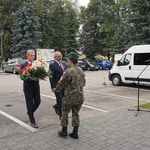 Wicestarosta Powiatu Grajewskiego - Tomasz Cebeliński i członek Zarządu - Waldemar Tadeusz Wieczorek składają kwiaty pod pomnikiem