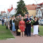 2. Delegacje pod pomnikiem Niepodległości.jpg