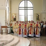 4. Księża uczestniczący we mszy św. konsekracyjnej.jpg